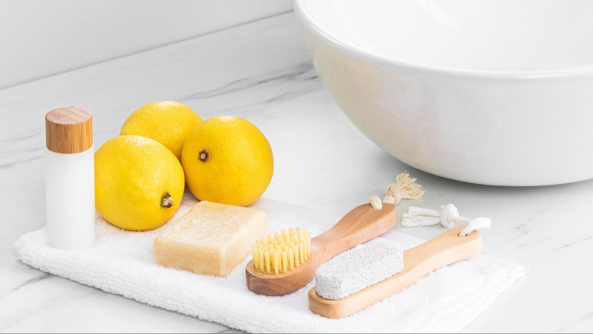 Φυσικοί τρόποι και εργαλεία καθαρισμού μπάνιου.
