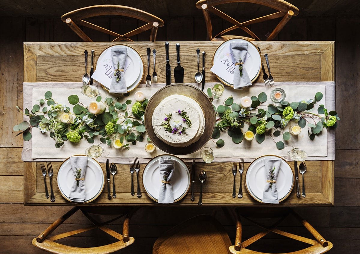 table runner καρέκλες πιάτα 